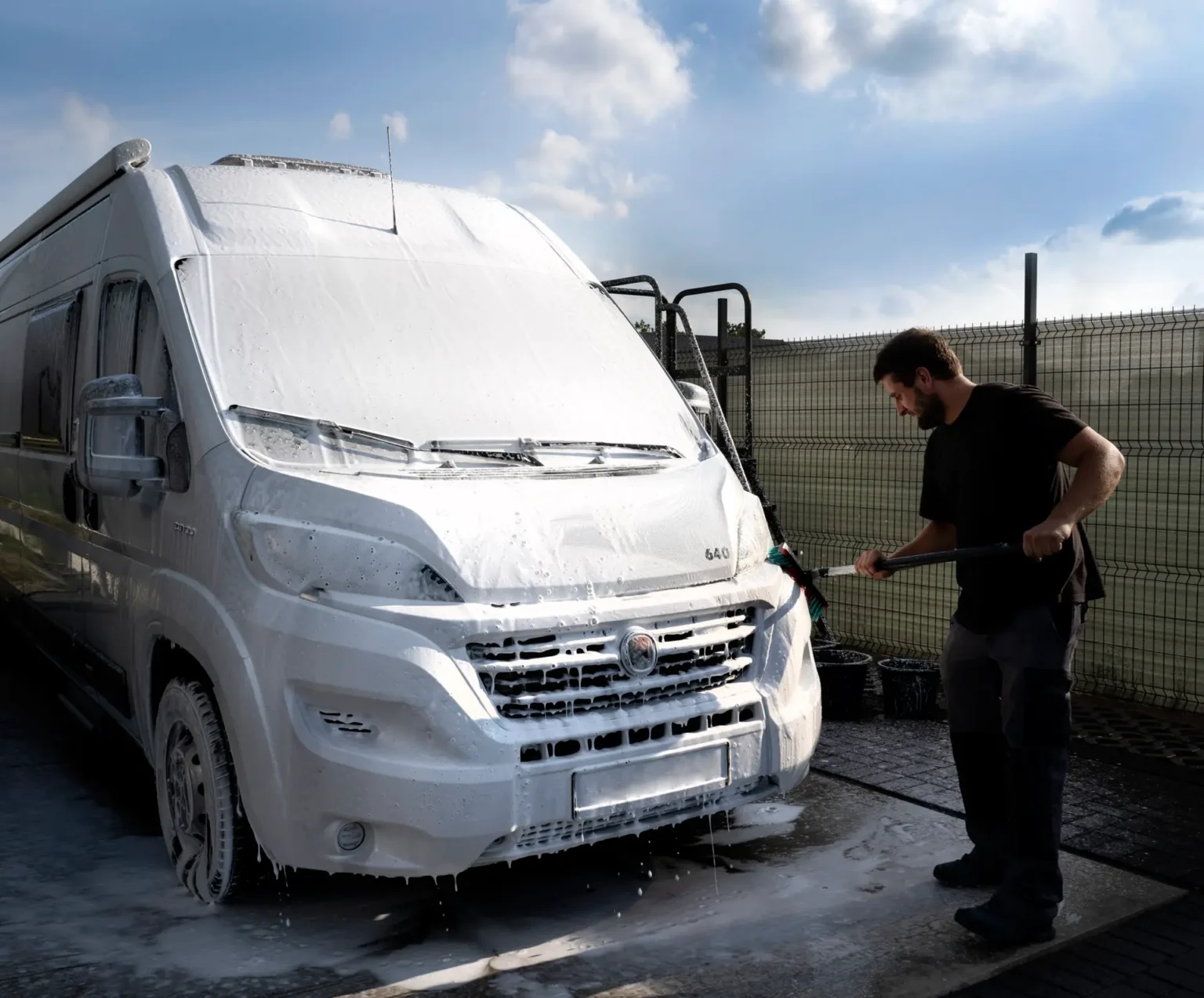 Wohnwagen_Waschservice-scaled.jpg